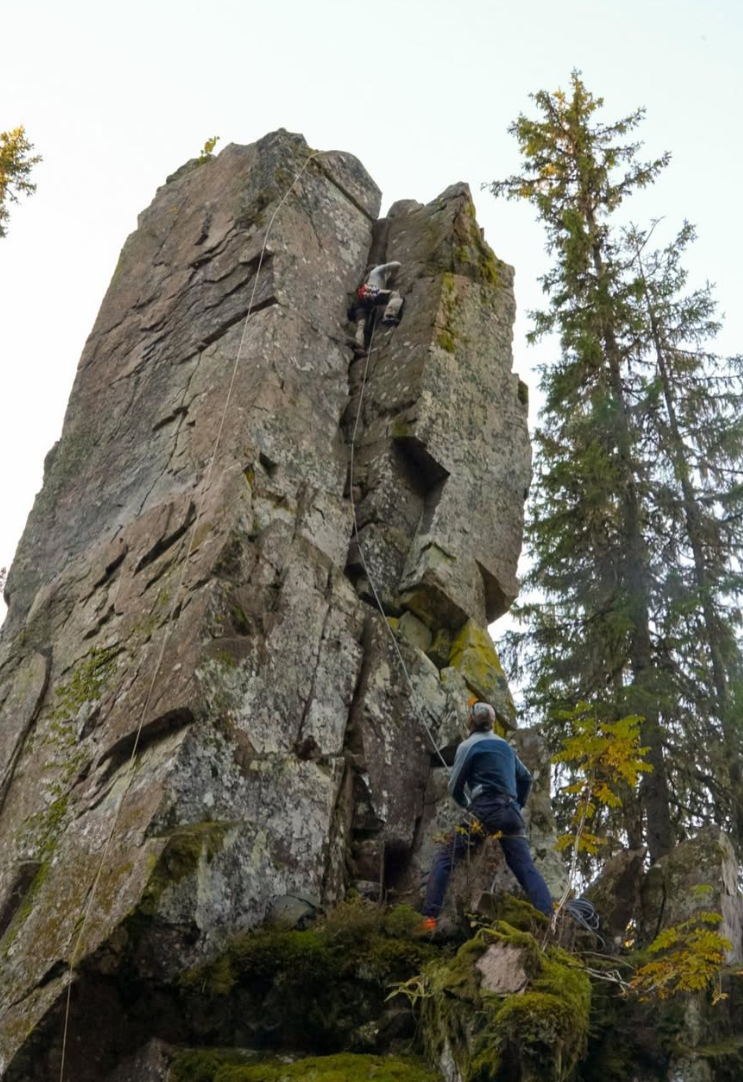 Oda Kristine klatrer i et fjell med Dale of Norway genser