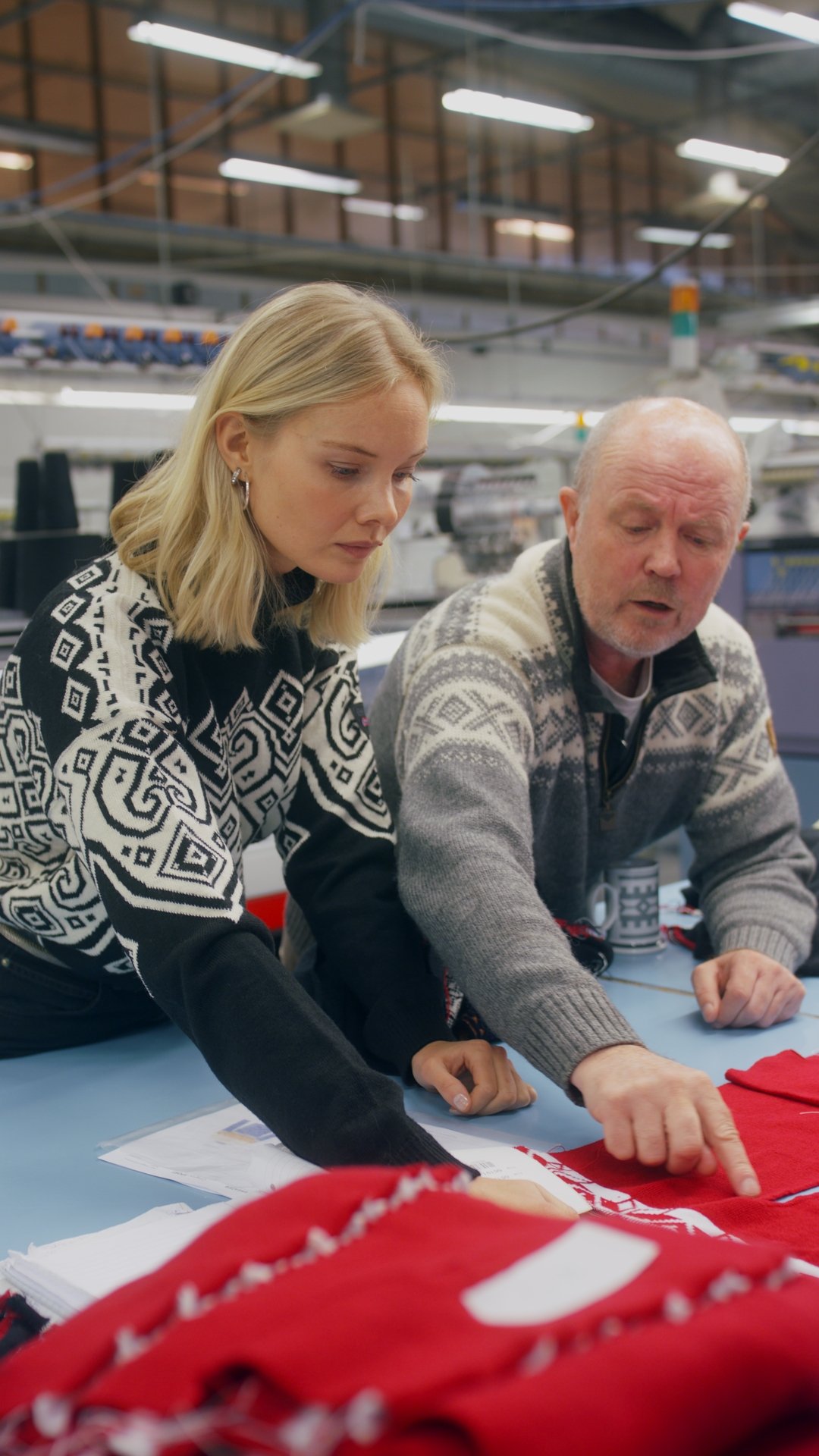 Smilende modell med ufarget OL genser 1994 fra Dale of Norway