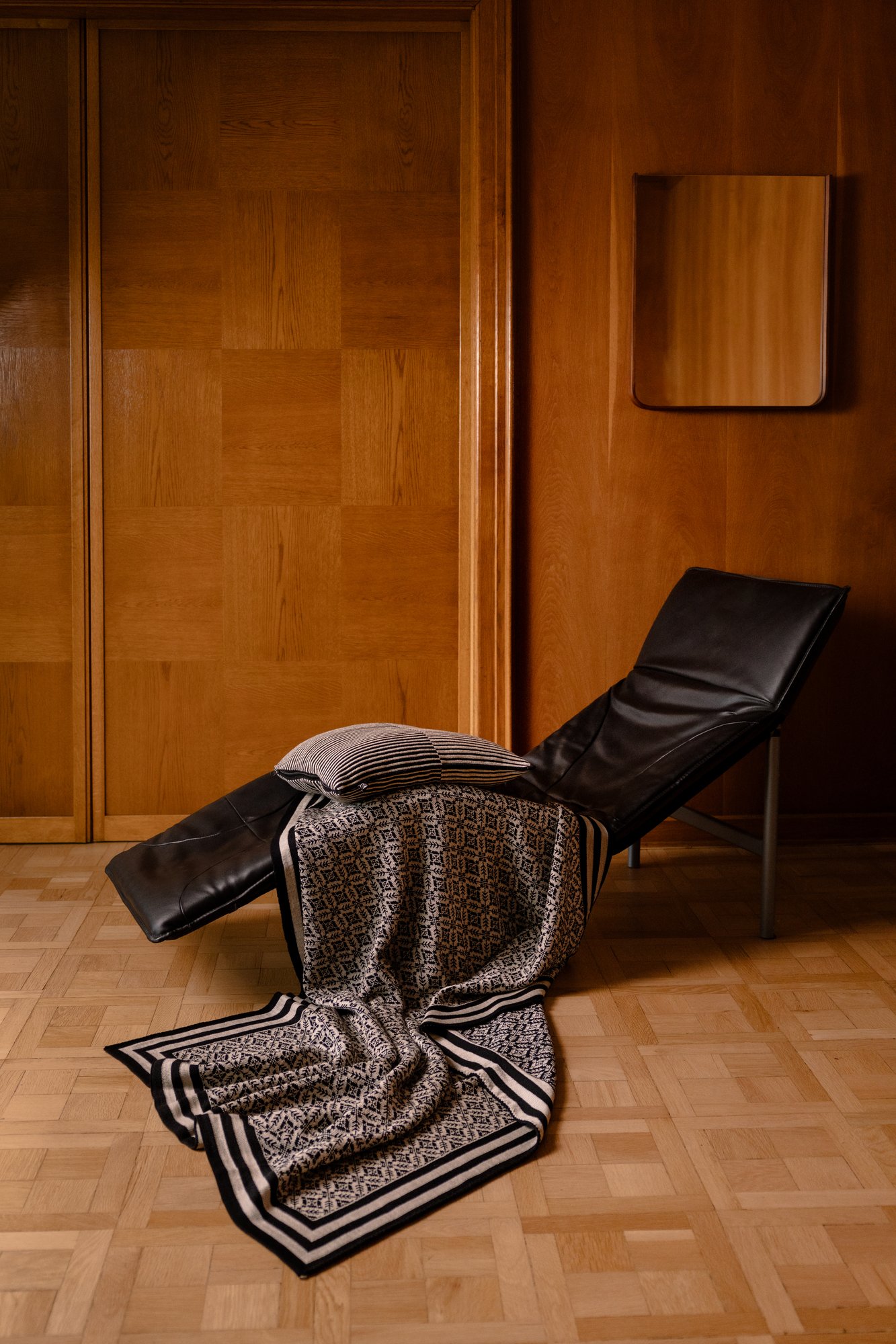 Svart skinnstol med teppe fra Dale of Norway