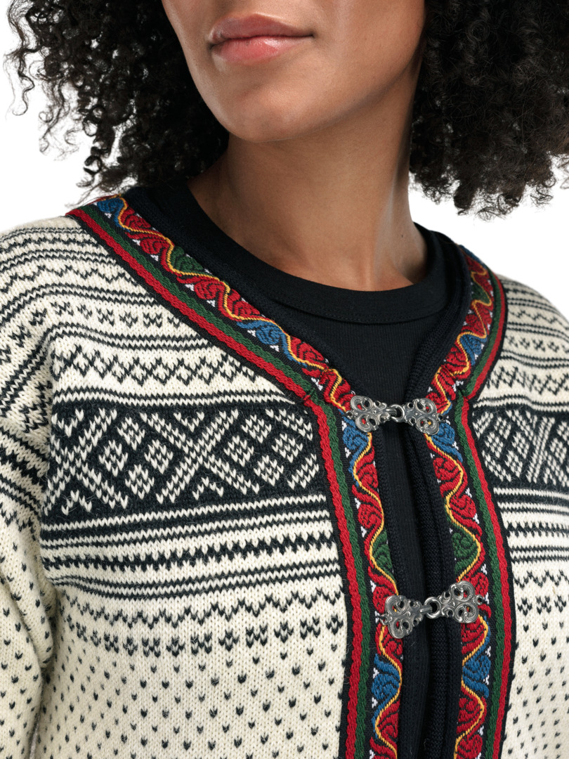 Detaljer på Setesdal genseren fra Møre bånd og vev. Leverandør til Dale of Norway