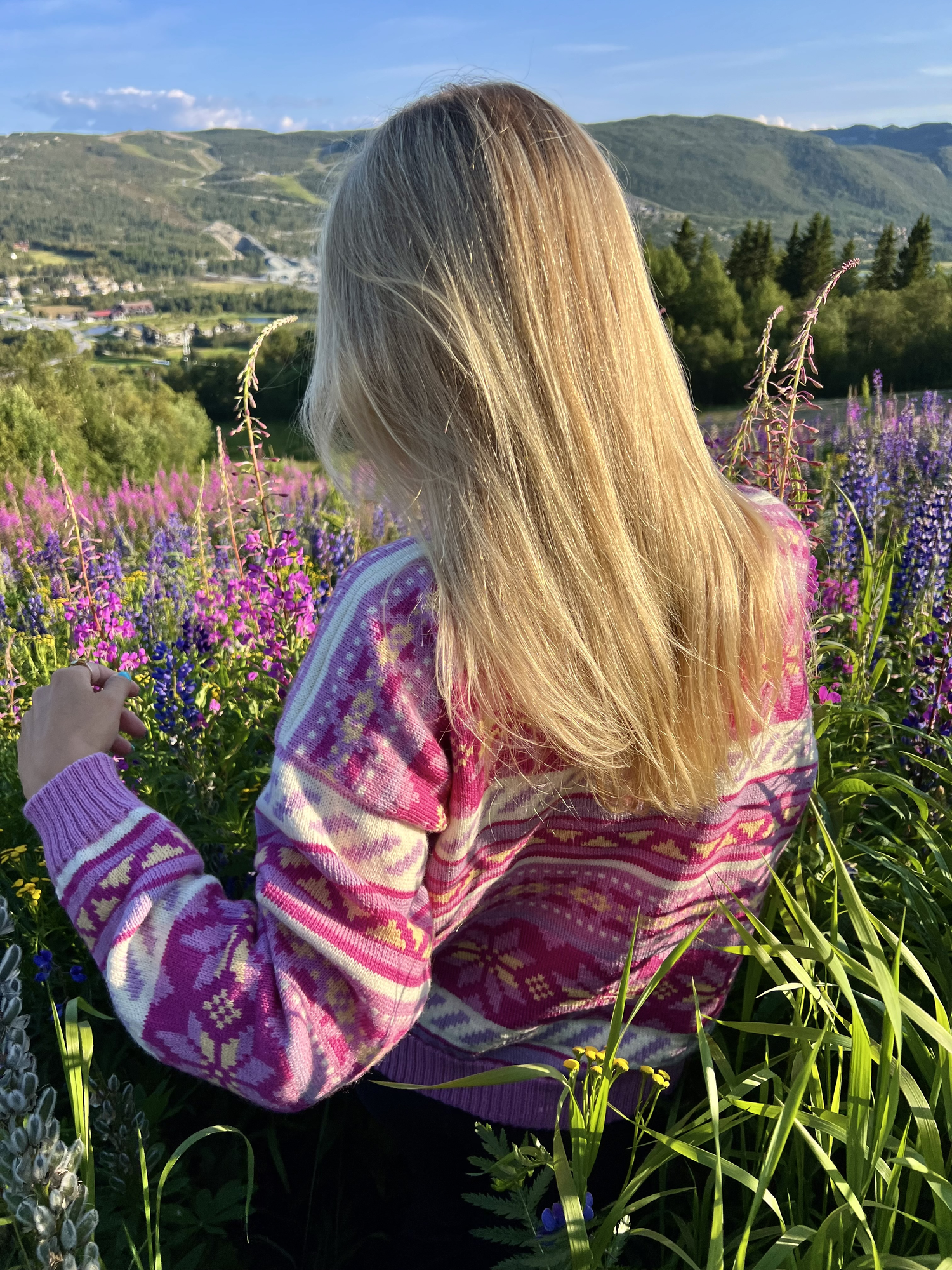 Ingrid genser i vakker sommersol i Lofoten