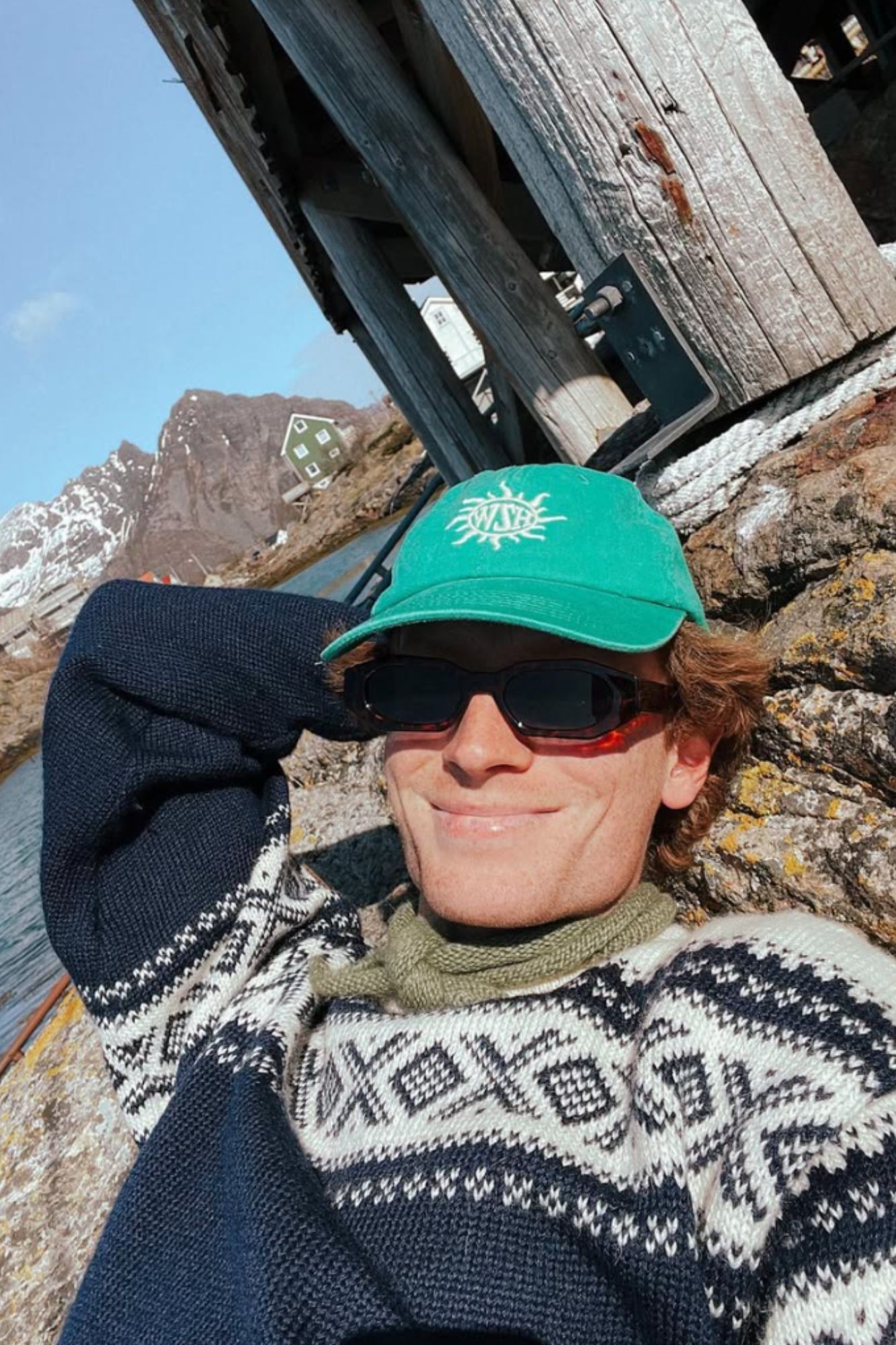 Ådne Birkeland i OL genser fra 1994 på en fjelltopp i Norge