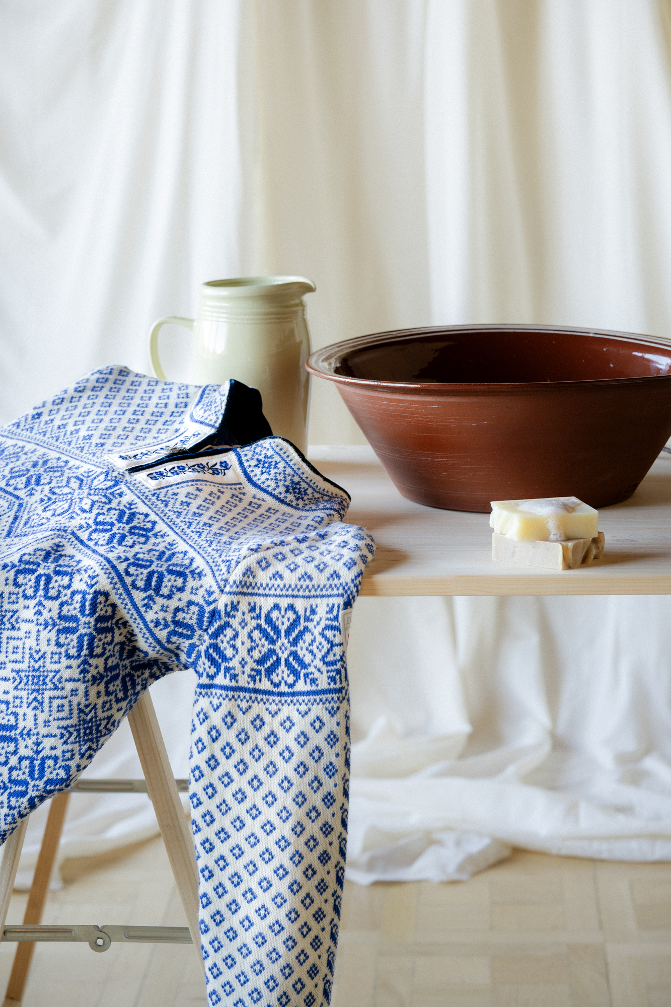 Vask flekkene på genseren, istedet for hele genseren. Da varer den lenger. Hilsen Dale of Norway