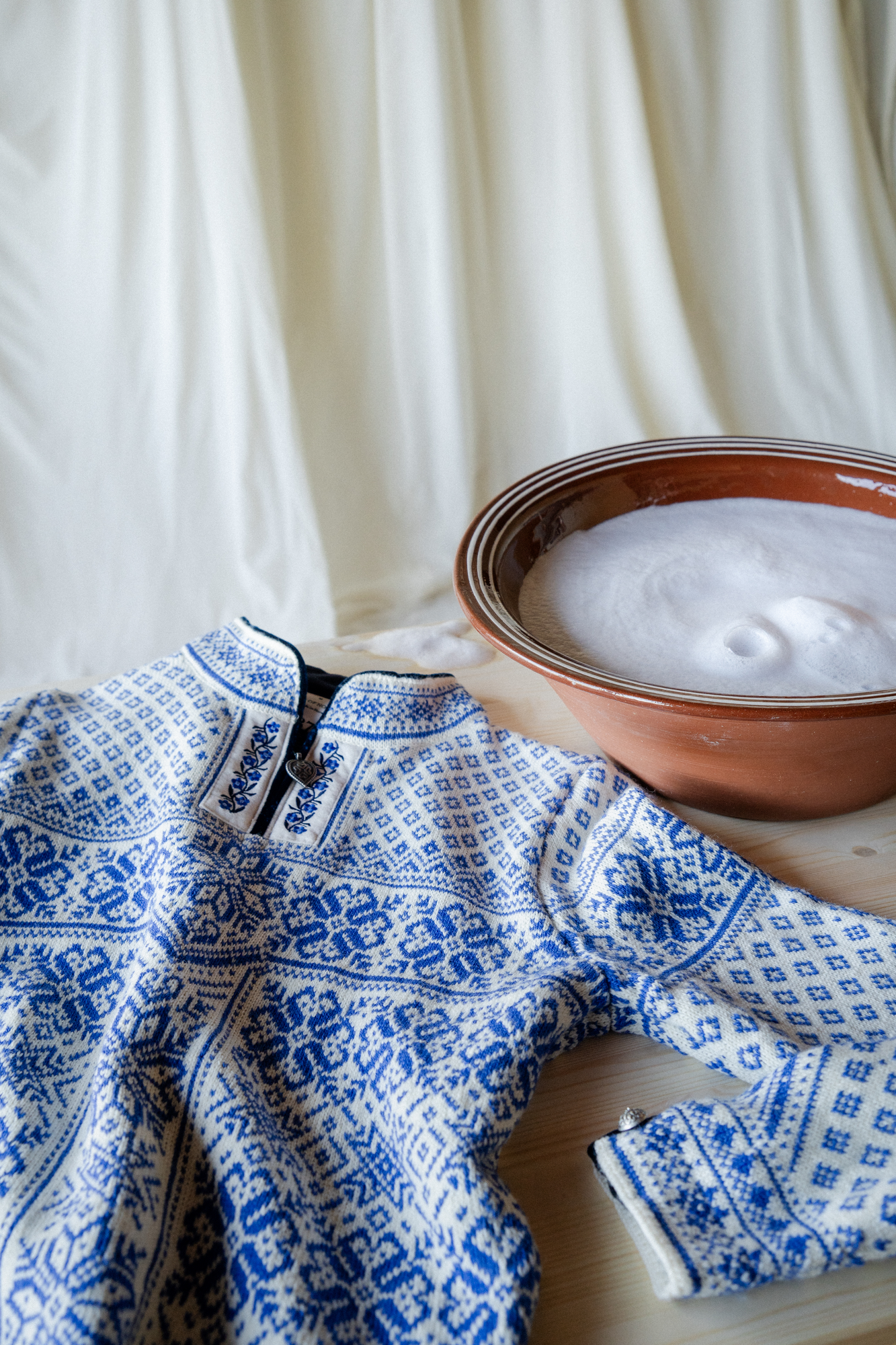 T&oslash;rk alltid ullgensere flatt. M&aring; aldri henges opp til t&oslash;rk. Hilsen Dale of Norway