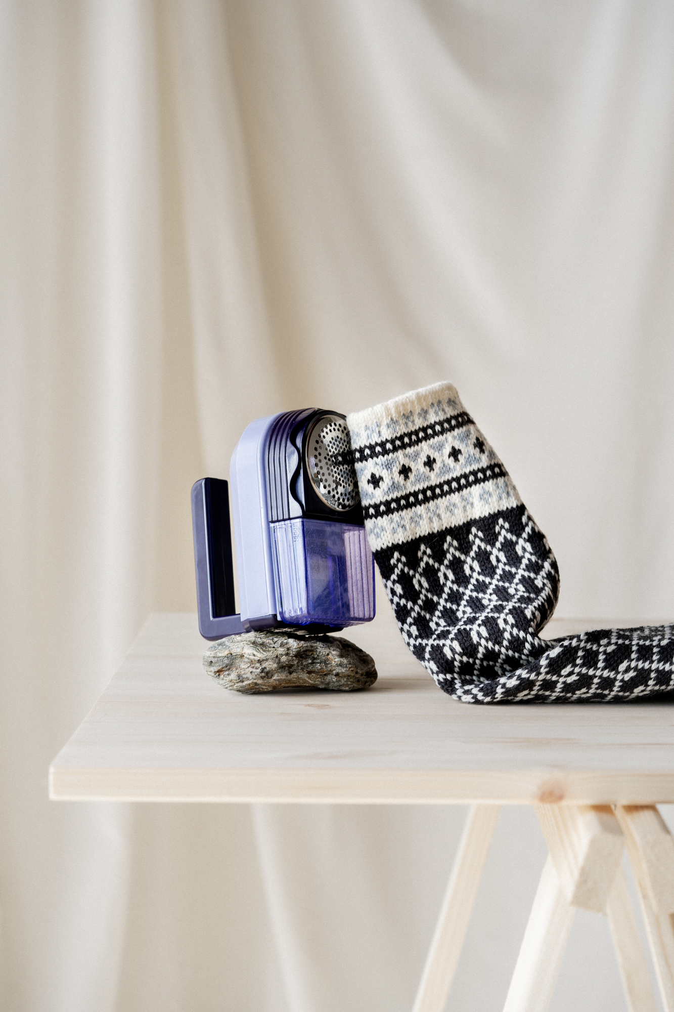 Nupper ullgenseren? Det er helt normalt. Bruk nuppefjerner. Hilsen Dale of Norway