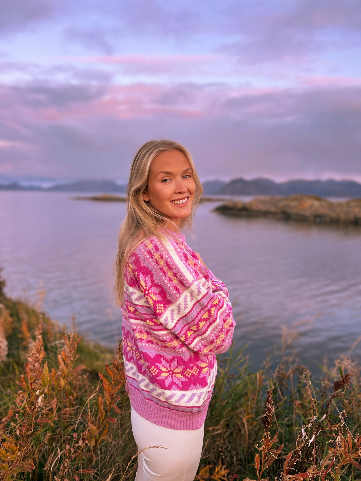 Ingrid Hennig i Ingrid genser fra Dale of Norway foran vakkert naturlandskap i Lofoten
