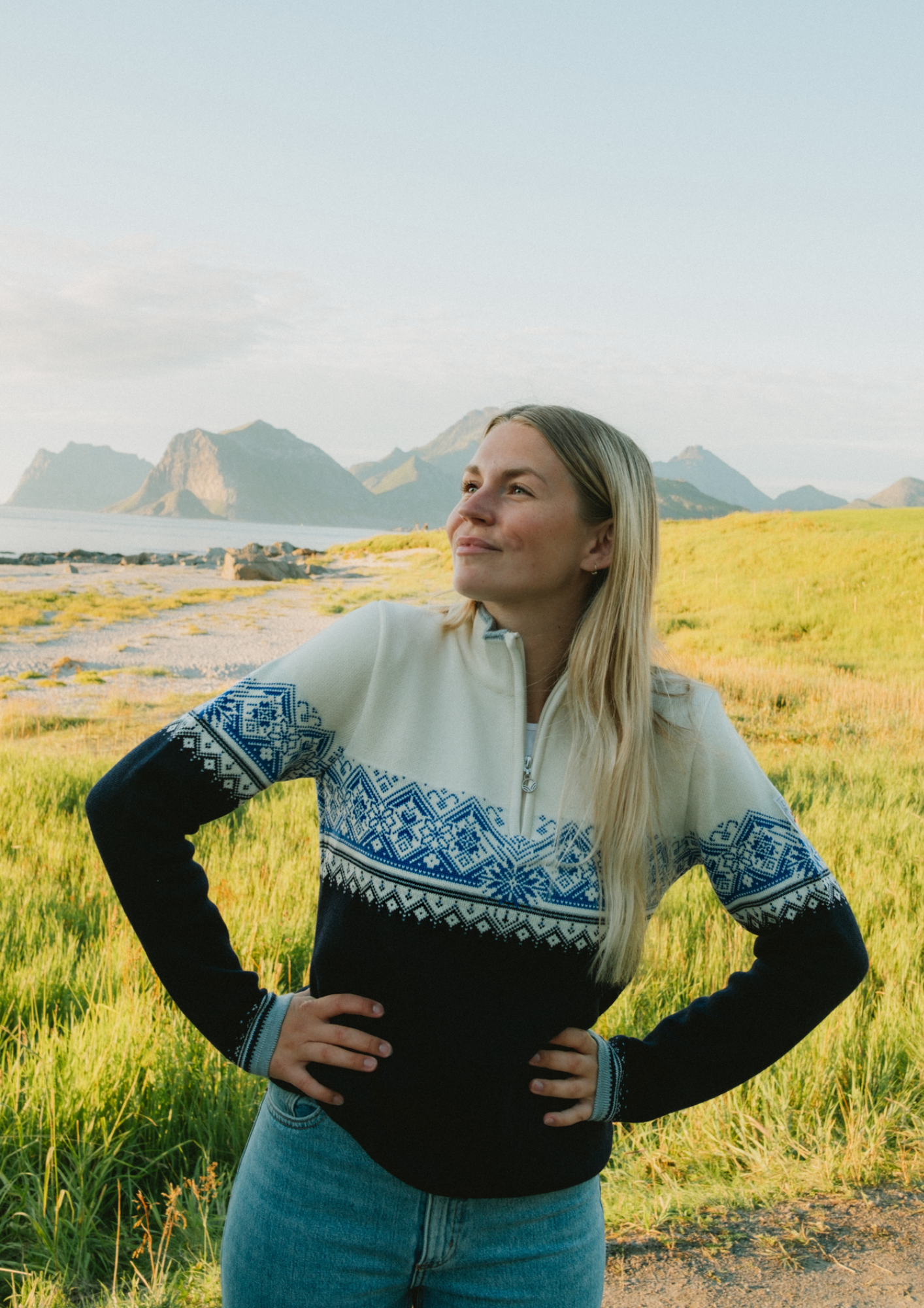 Fie Agerskov i en bl&aring; hvit Moritz genser fra Dale of Norway