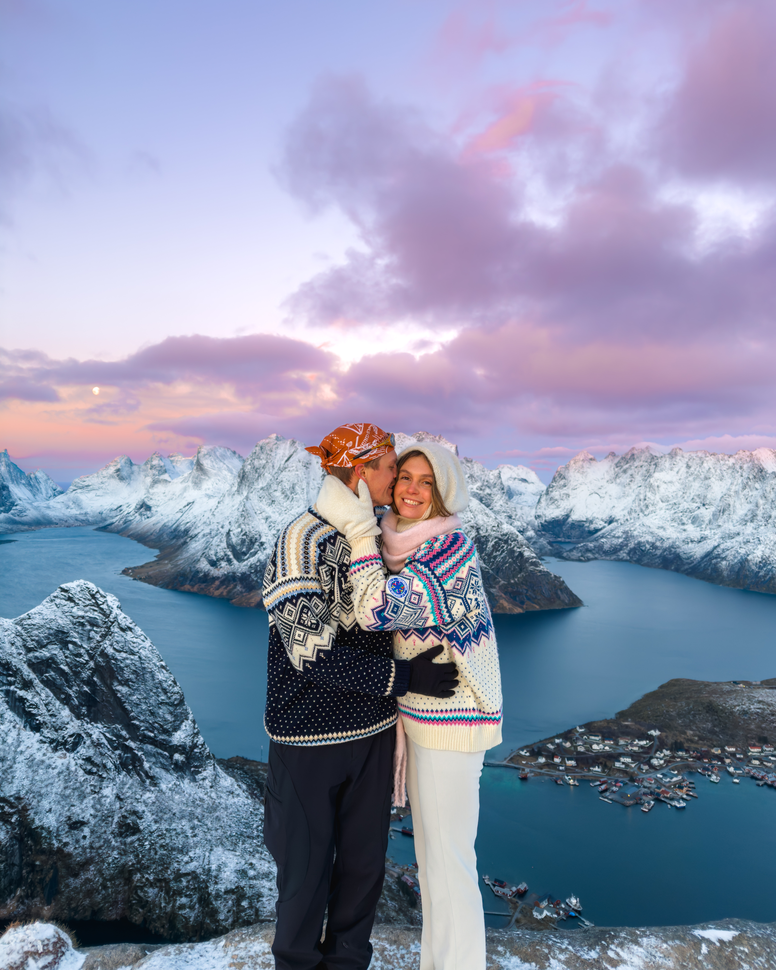 Elias og Kajsa i vakkert vintervær fra Lofoten med gensere fra Dale