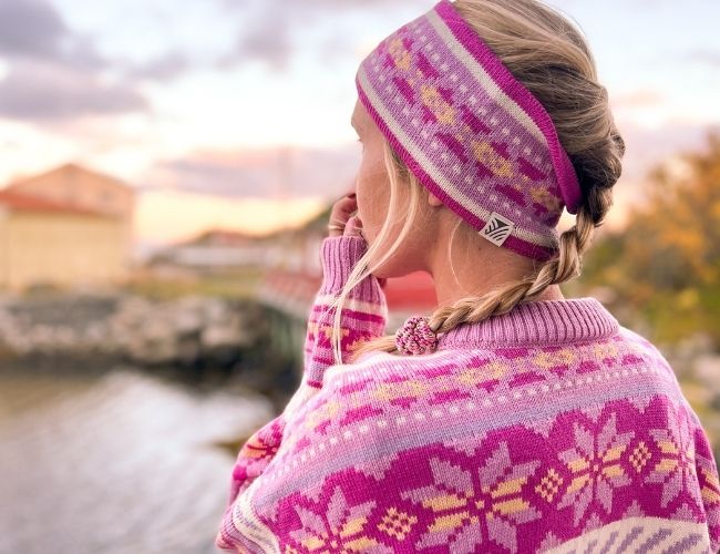 Ingrid genser på Ingrid Hennig med ryggen til i vakker solnedgang