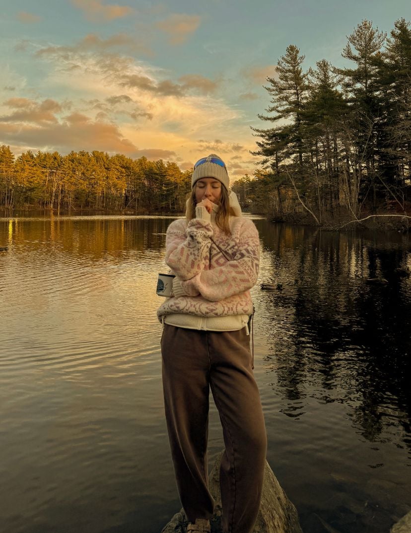 Jodi Rubicheau i vakker kanadisk natur med Highland genser fra Dale of Norway