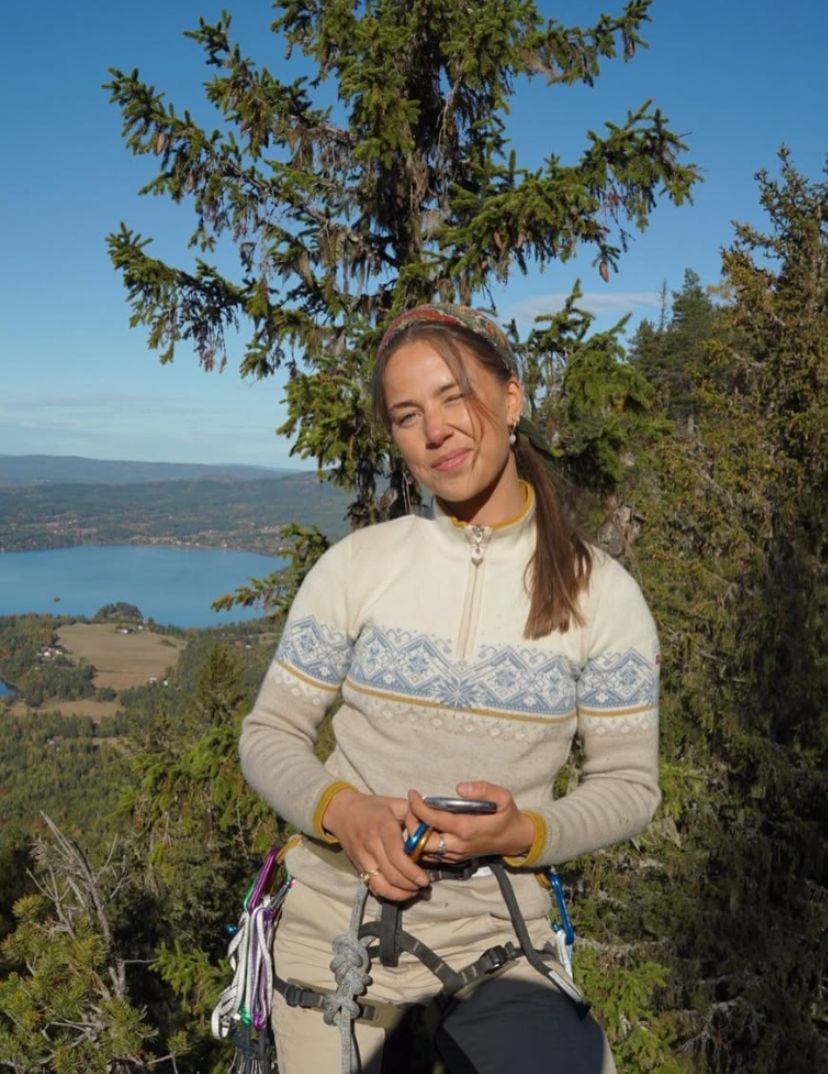 Oda Kristine Sørebø i vakker norsk natur