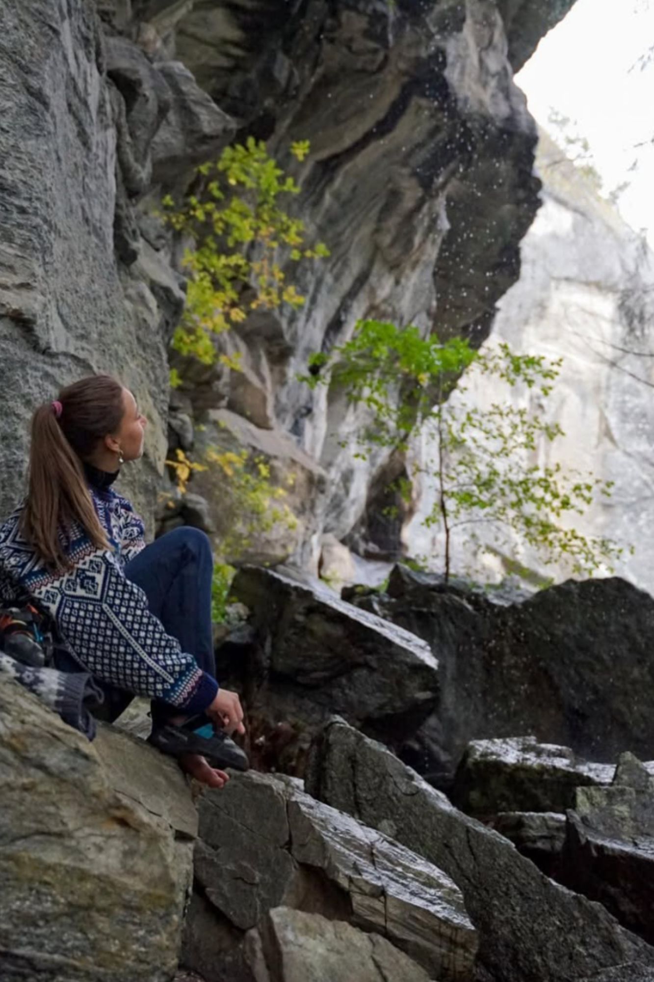 Oda Kristine Sørebø på fjelltur iført blå OL genser fra 1994