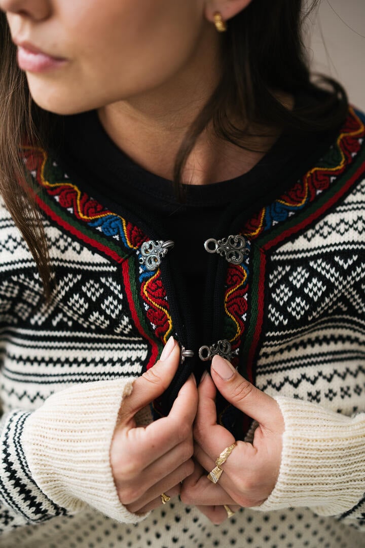 Tinn Per detaljer på Setesdal genseren til Dale of Norway