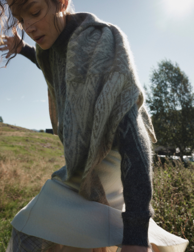 Alys Eco ullkvalitet kvinnelig modell i norsk natur. Fra Dale of Norway