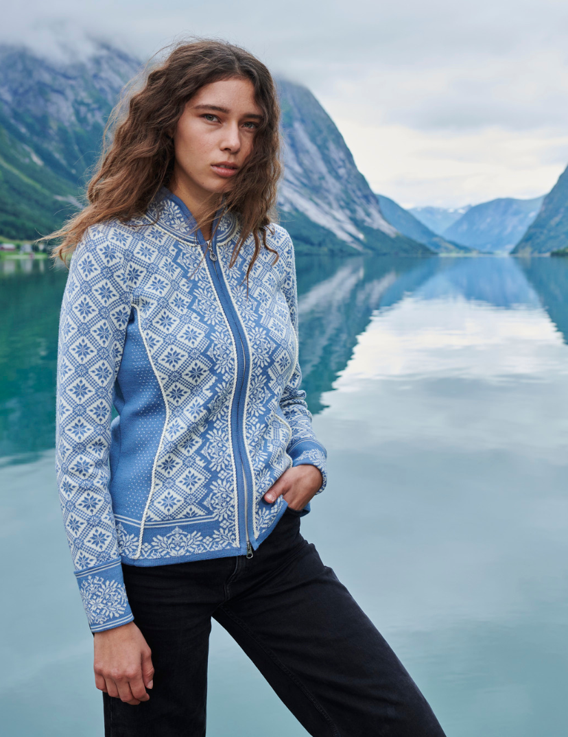 Zefir ullkvalitet i Christiania genser fra Dale of Norway. Modell i bl&aring; utgave ute i norsk natur