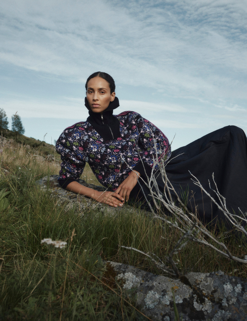 Fj&aelig;re genser i Millefili ullkvalitet fra Dale of Norway. Norsk modell i norsk natur