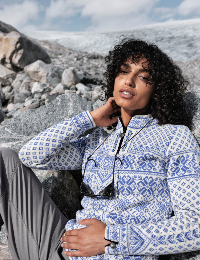 Modell i Peace genser laget av Seagull ullkvalitet fra Dale of Norway