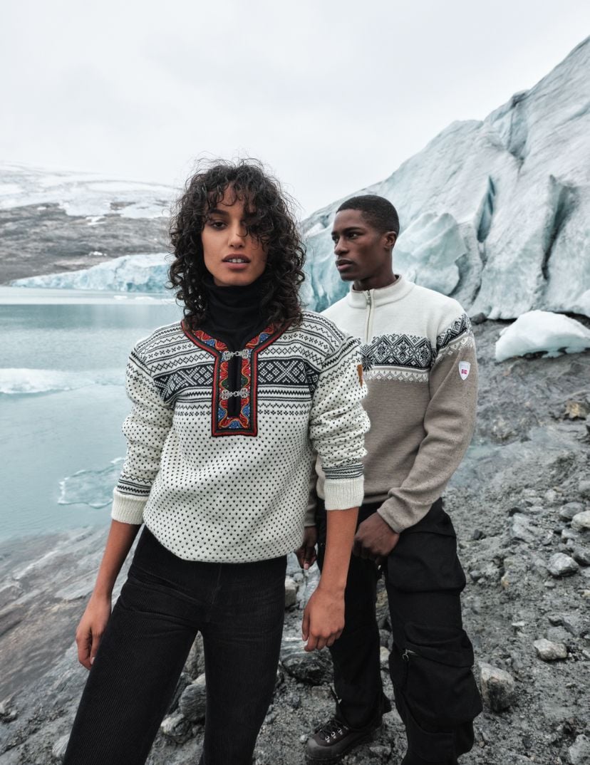 Setesdal genser fra Dale of Norway er laget av Plover ull. Kvinnelig modell i norsk natur