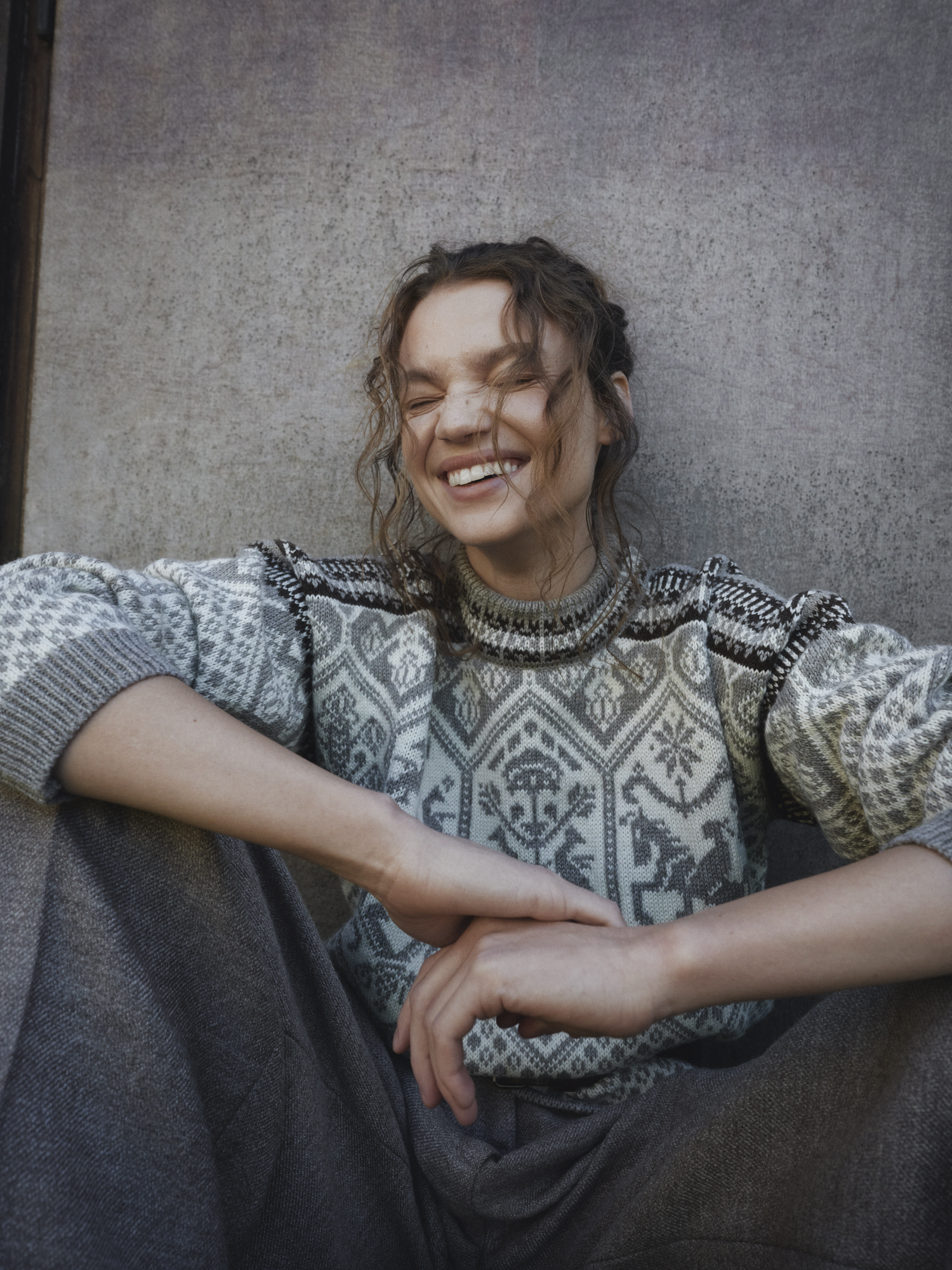 Smilende modell i OL genser 1994 un dyed fra Dale of Norway