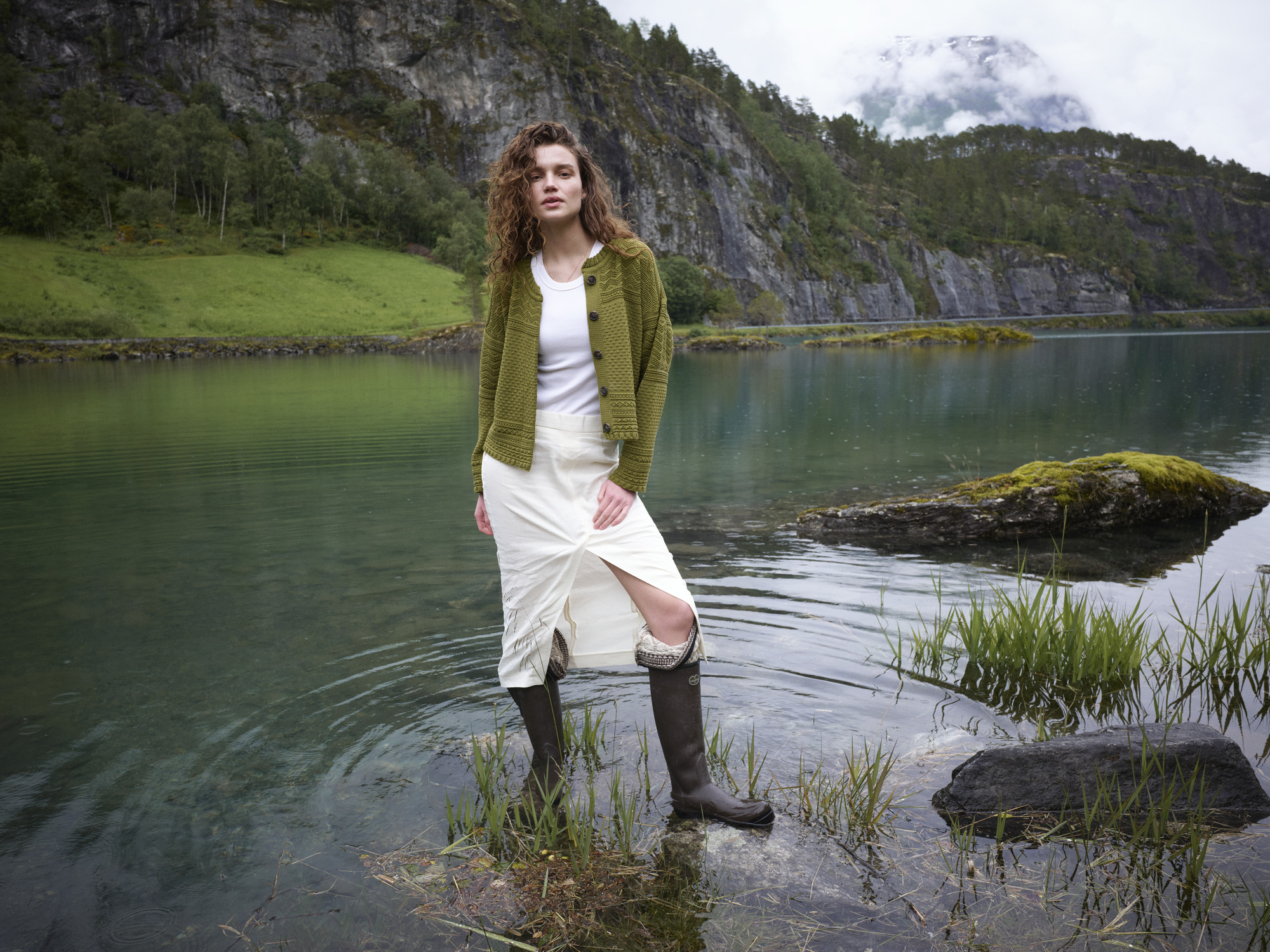 Gr&oslash;nn cardigan p&aring; kvinnelig modell i norsk fjellheim