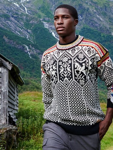 Et par som går i vakker norsk natur iført den ikoniske 1994 genseren fra OL i Lillehammer.