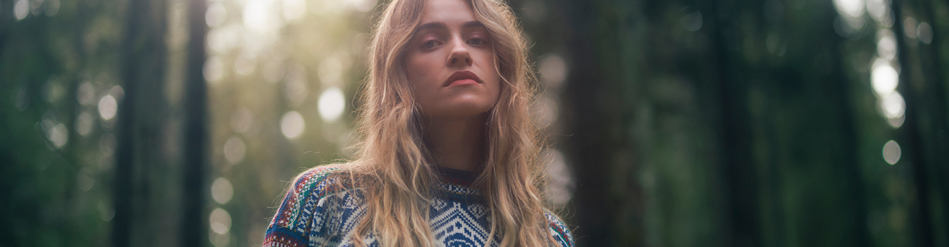 Den norske artisten SKAAR iført den ikoniske 1994 genseren fra OL på Lillehammer.