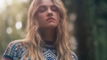 Den norske artisten SKAAR iført den ikoniske 1994 genseren fra OL på Lillehammer.