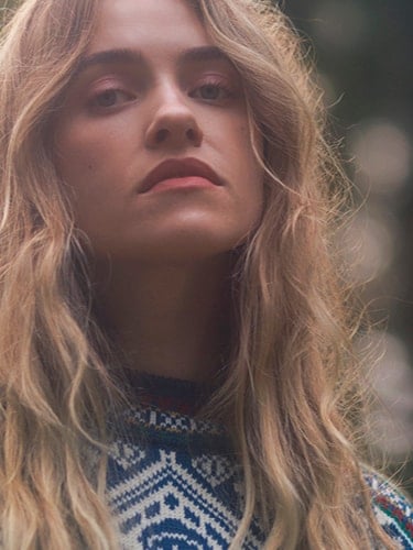 Den norske artisten SKAAR iført den ikoniske 1994 genseren fra OL på Lillehammer.