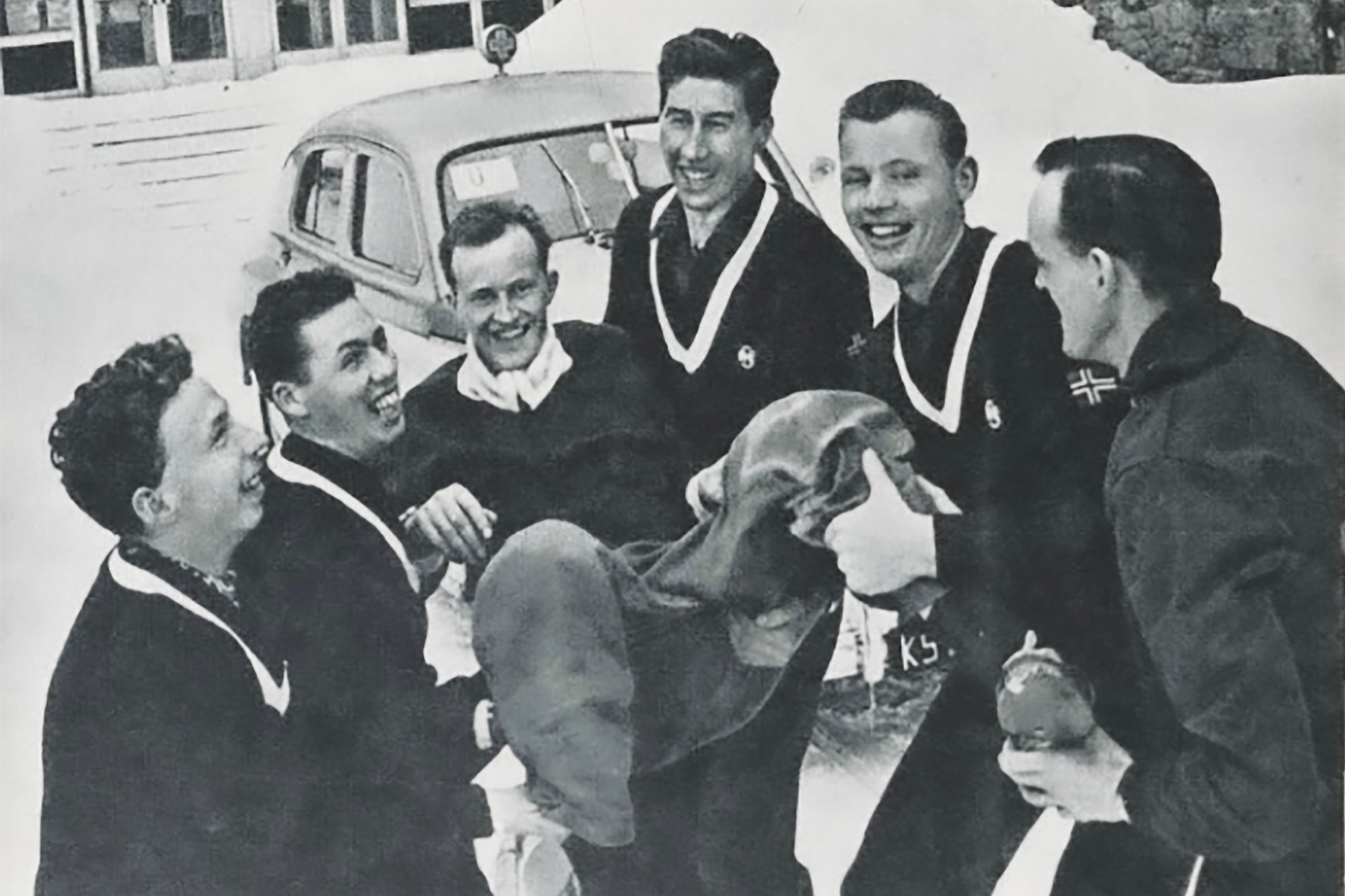 Ski-VM Zakopane, Polen  1962.Bildet viser den svenske skil&oslash;peren Assar R&ouml;nnlund som b&aelig;res p&aring; gullstol av norske ut&oslash;vere i Dale-gensere. Fra venstre: Magnar Lundemo, Einar &Oslash;stby og Harald Gr&oslash;nningen. (De to til h&oslash;yre er ikke identifiserte). 