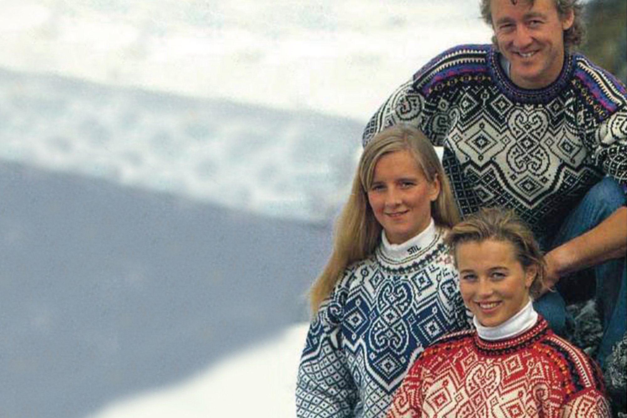 Ski-VM Falun, Sverige  1993. Bildet: Genseren ble ogs&aring; brukt av norske ut&oslash;vere i alpin-VM i Morioka, Japan, samme &aring;r. Her representert ved Hans Engelsen Eide (freestyle/kulekj&oslash;ring), Hilde Synn&oslash;ve Lid (freestyle/hopp) og Astrid L&oslash;demel (alpin). L&oslash;demel tok s&oslash;lv i utfor og bronse i super-G. 